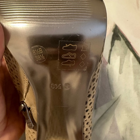 SOLD - BCBG shoes never used 8.5M - Picture 5 of 5